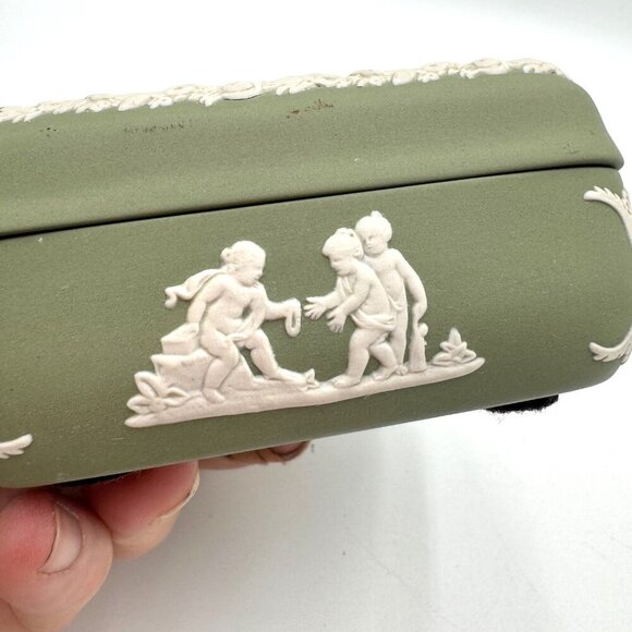 Wedgwood Jasperware Sage Green Square Lidded Trinket Box Angels Cherub Flowers - Picture 5 of 12